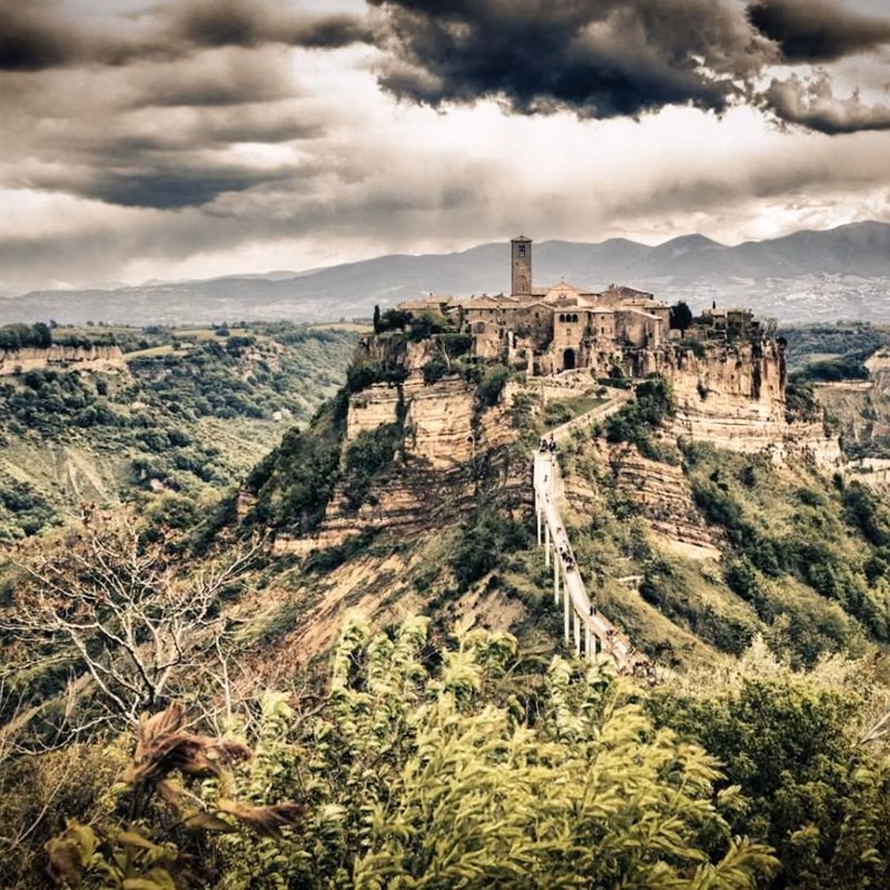 Civita di Bagnoregio sulla sua rupe di tufo, vista da Lubriano