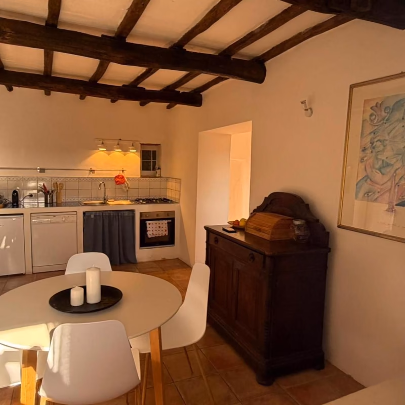 La cucina e la zona pranzo dell'appartamento Luce su Civita