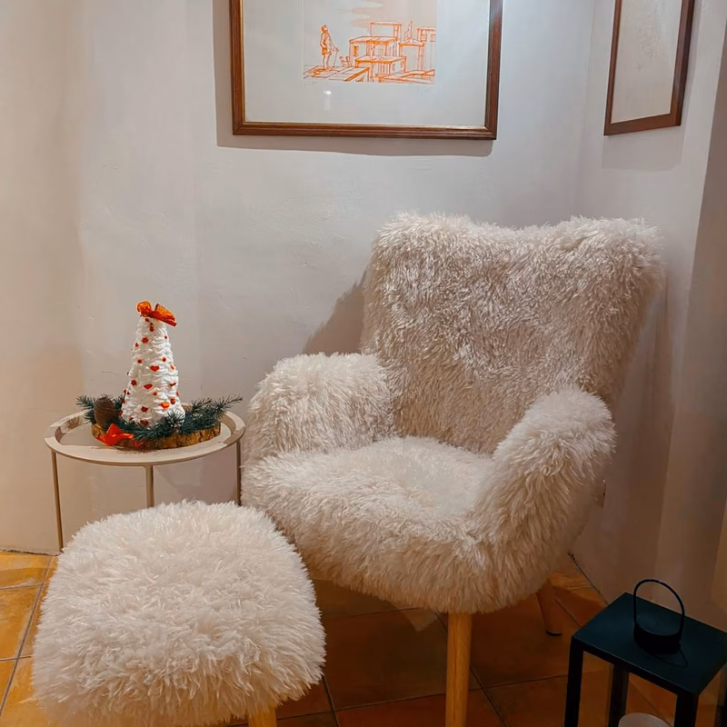 Il soggiorno con il divano e l'area relax dell'appartamento