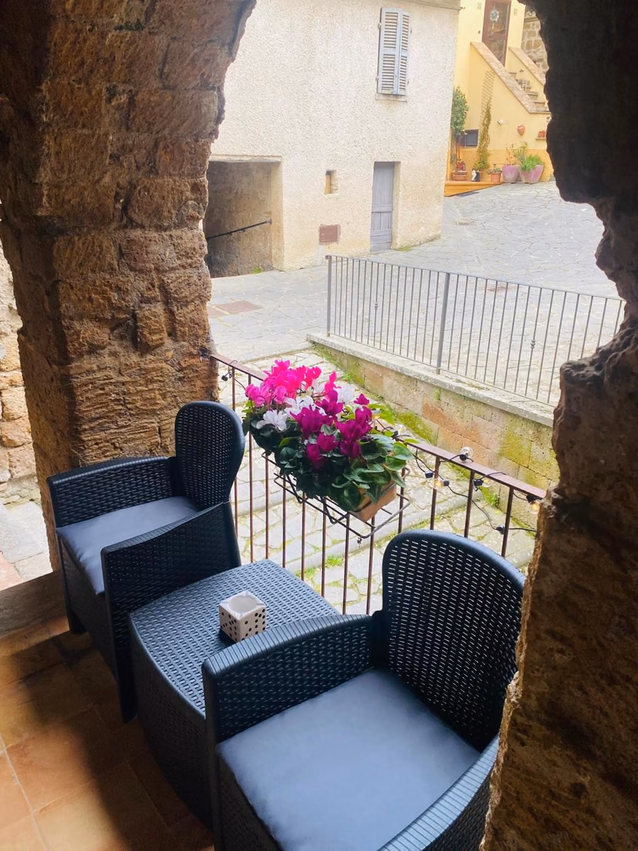 Il balcone e la terrazza dell'appartamento Luce su Civita, con la vista sulla valle