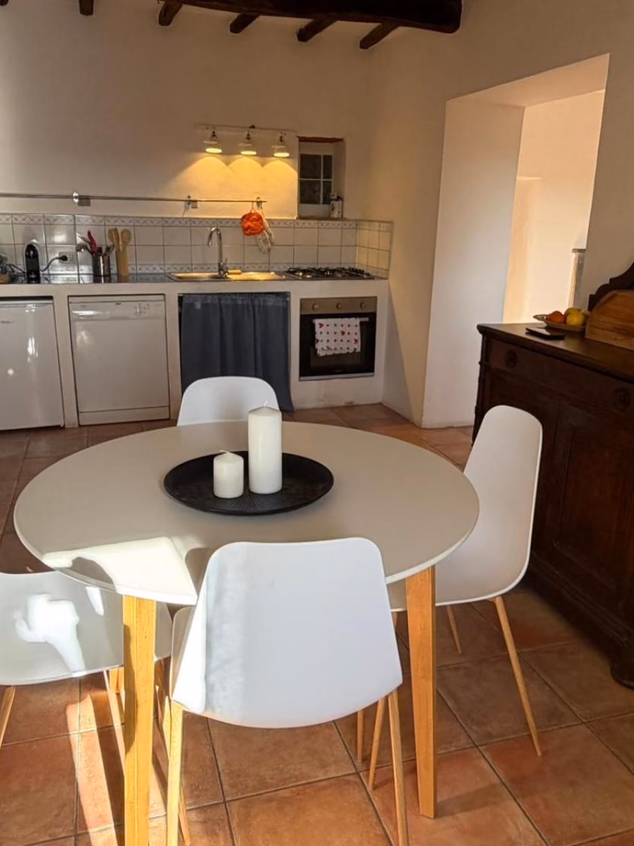 La cucina abitabile di Luce su Civita con il tavolo bianco e le sedie