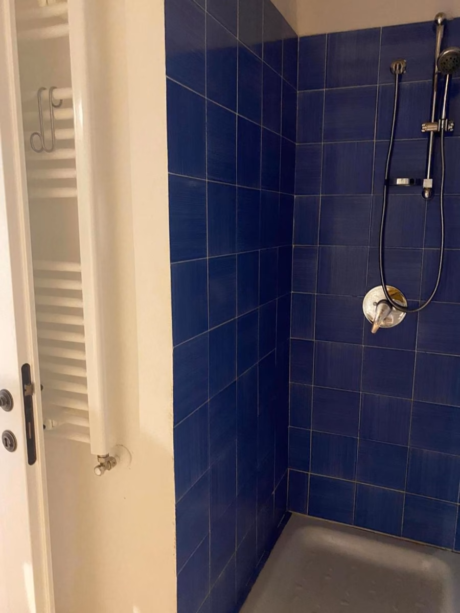 Il bagno privato di Luce su Civita, con la doccia e il lavandino